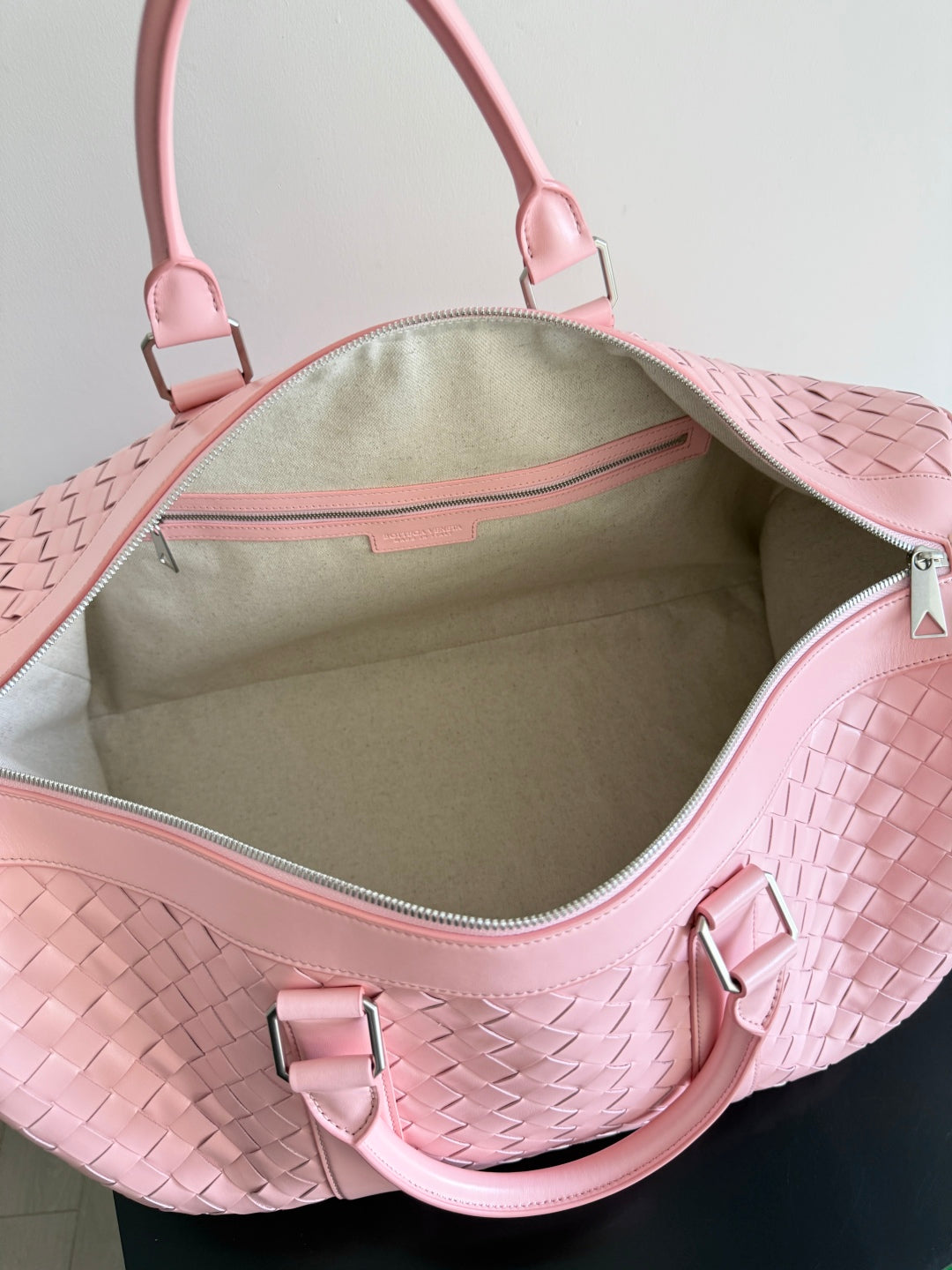 BOTTEGA VENETA 25S INTRECCIATO CABIN DUFFLE 55 EN CUIR DE VEAU ROSE PÂLE