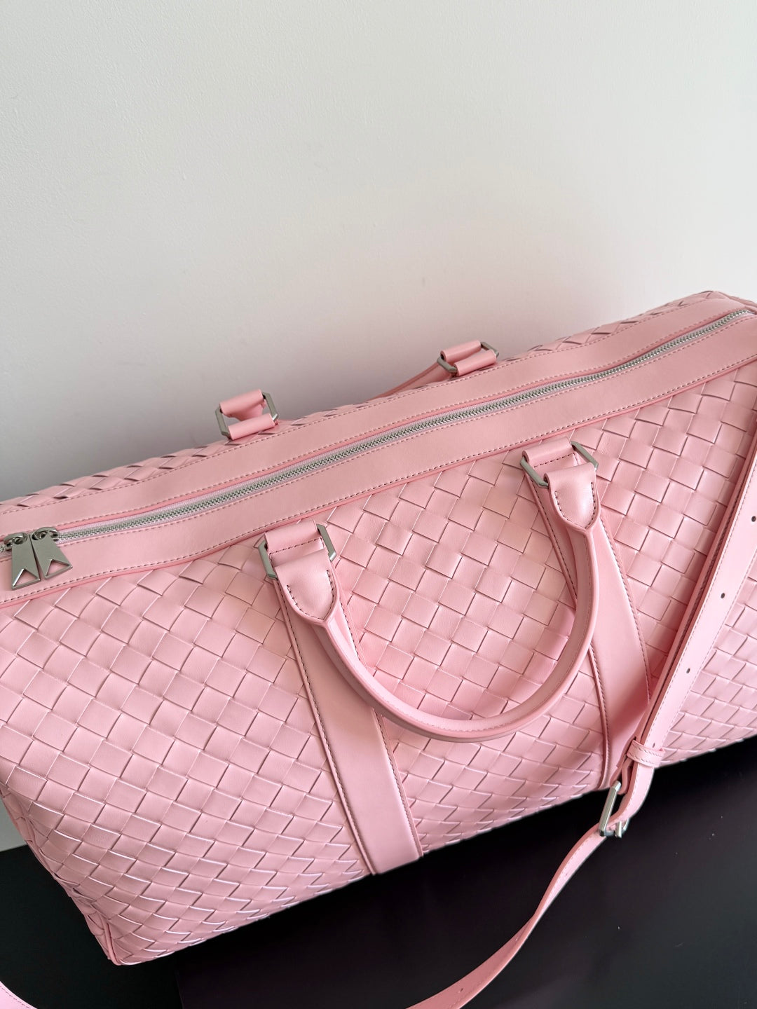BOTTEGA VENETA 25S INTRECCIATO CABIN DUFFLE 55 EN CUIR DE VEAU ROSE PÂLE