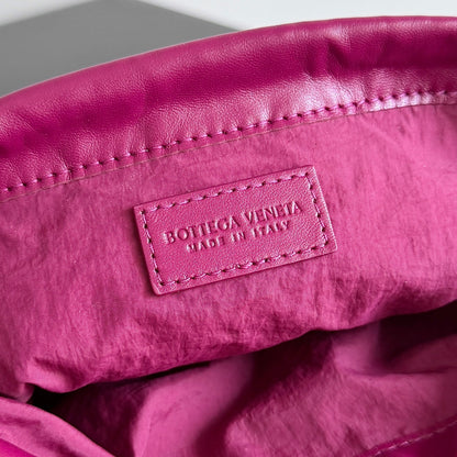 BOTTEGA VENETA 25S PETIT DUSTBAG 21 EN AGNEAU ROSE FONCÉ
