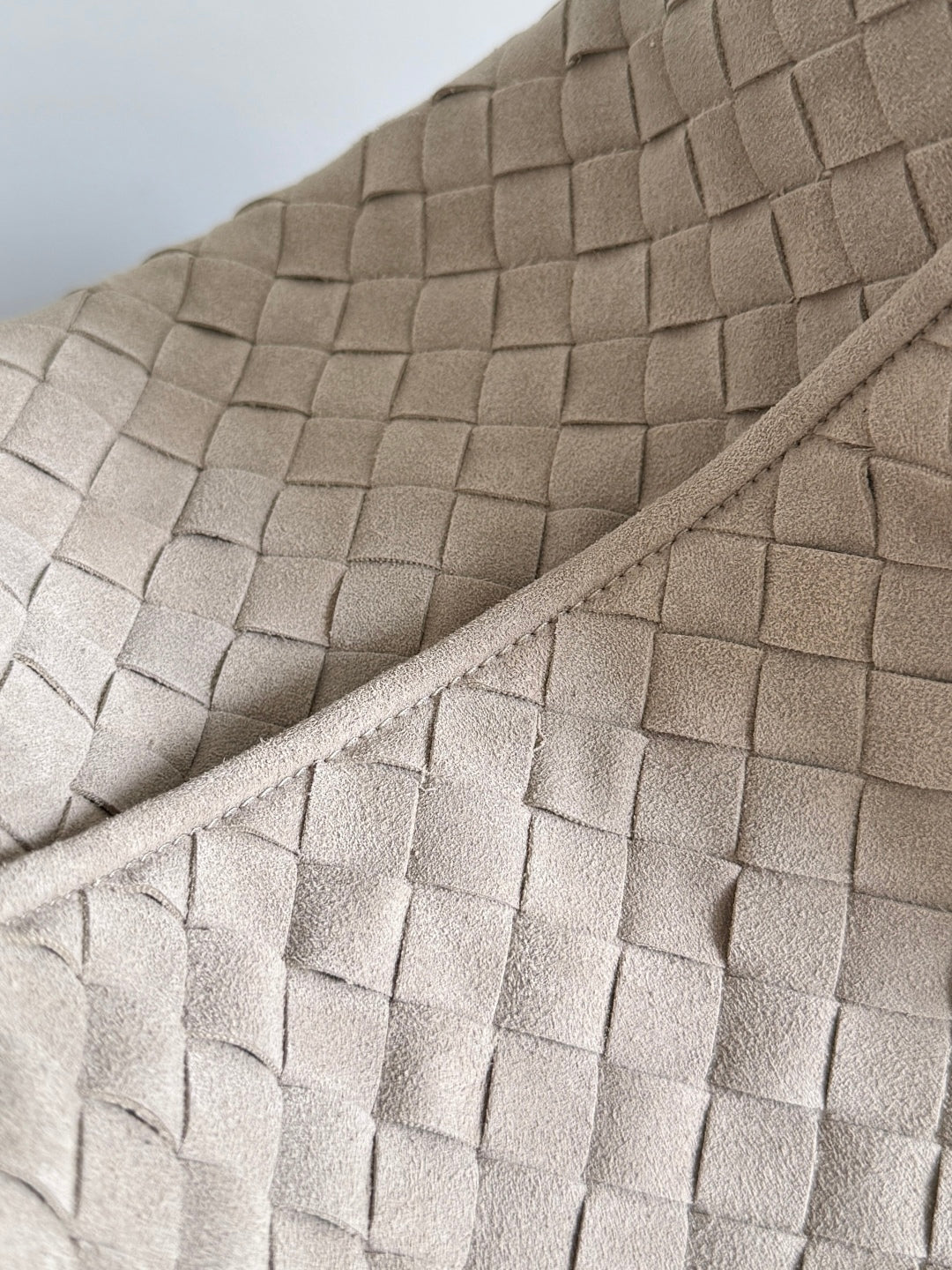 BOTTEGA VENETA SAC HOP 25S EN DAIM TAUPE CLAIR ET ACCESSOIRES DORÉS