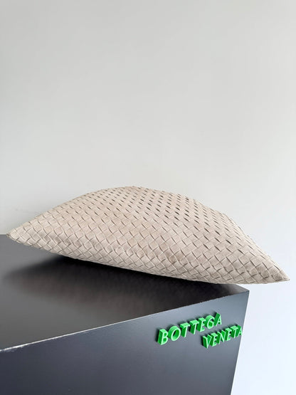 BOTTEGA VENETA SAC HOP 25S EN DAIM TAUPE CLAIR ET ACCESSOIRES DORÉS