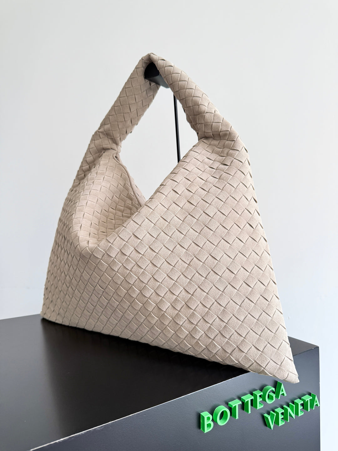 BOTTEGA VENETA SAC HOP 25S EN DAIM TAUPE CLAIR ET ACCESSOIRES DORÉS