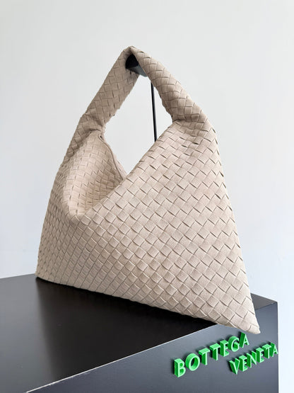 BOTTEGA VENETA SAC HOP 25S EN DAIM TAUPE CLAIR ET ACCESSOIRES DORÉS