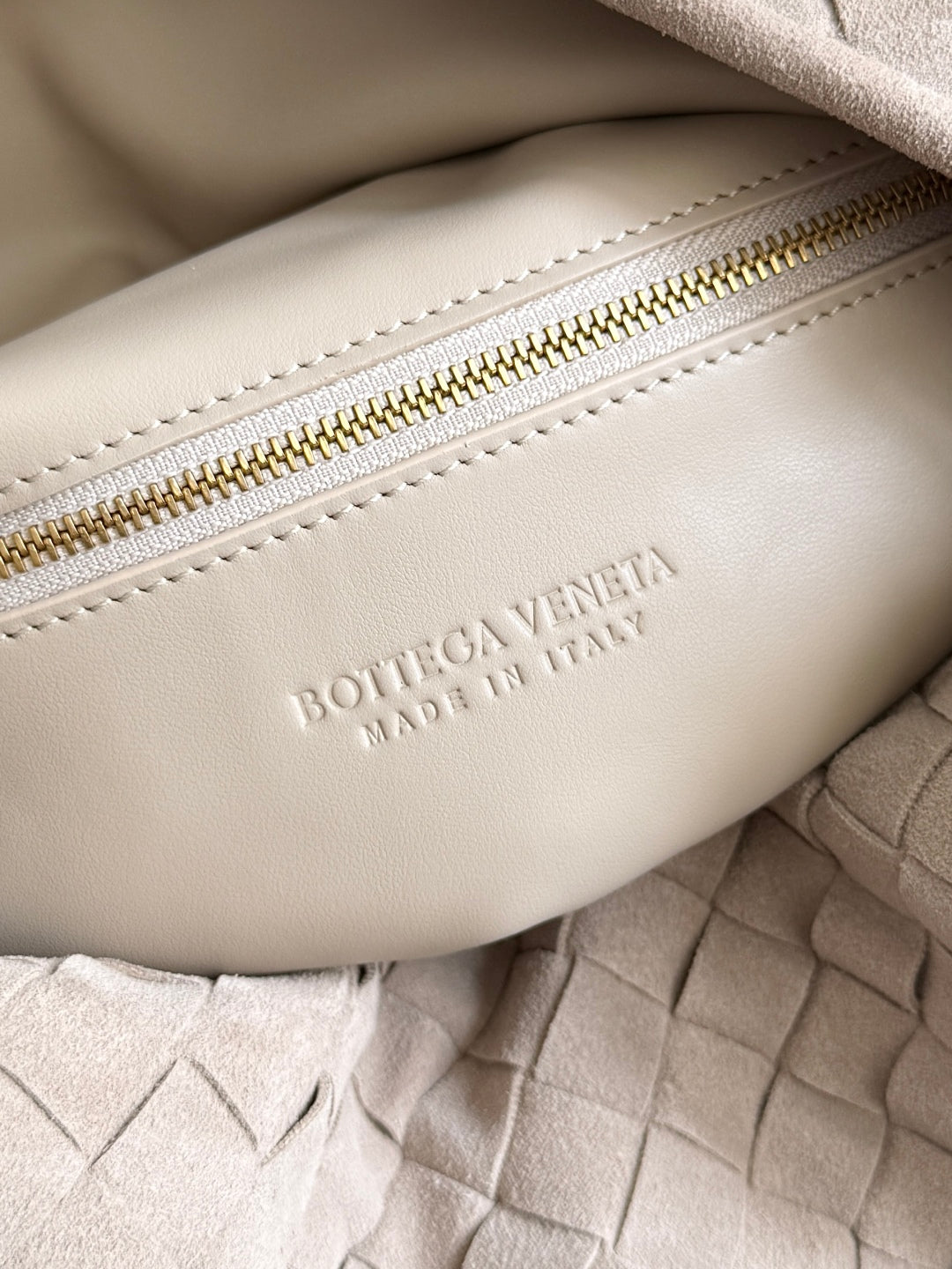 BOTTEGA VENETA SAC HOP 25S EN DAIM TAUPE CLAIR ET ACCESSOIRES DORÉS