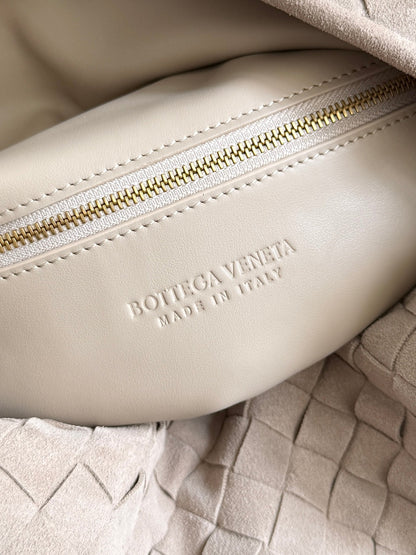 BOTTEGA VENETA SAC HOP 25S EN DAIM TAUPE CLAIR ET ACCESSOIRES DORÉS