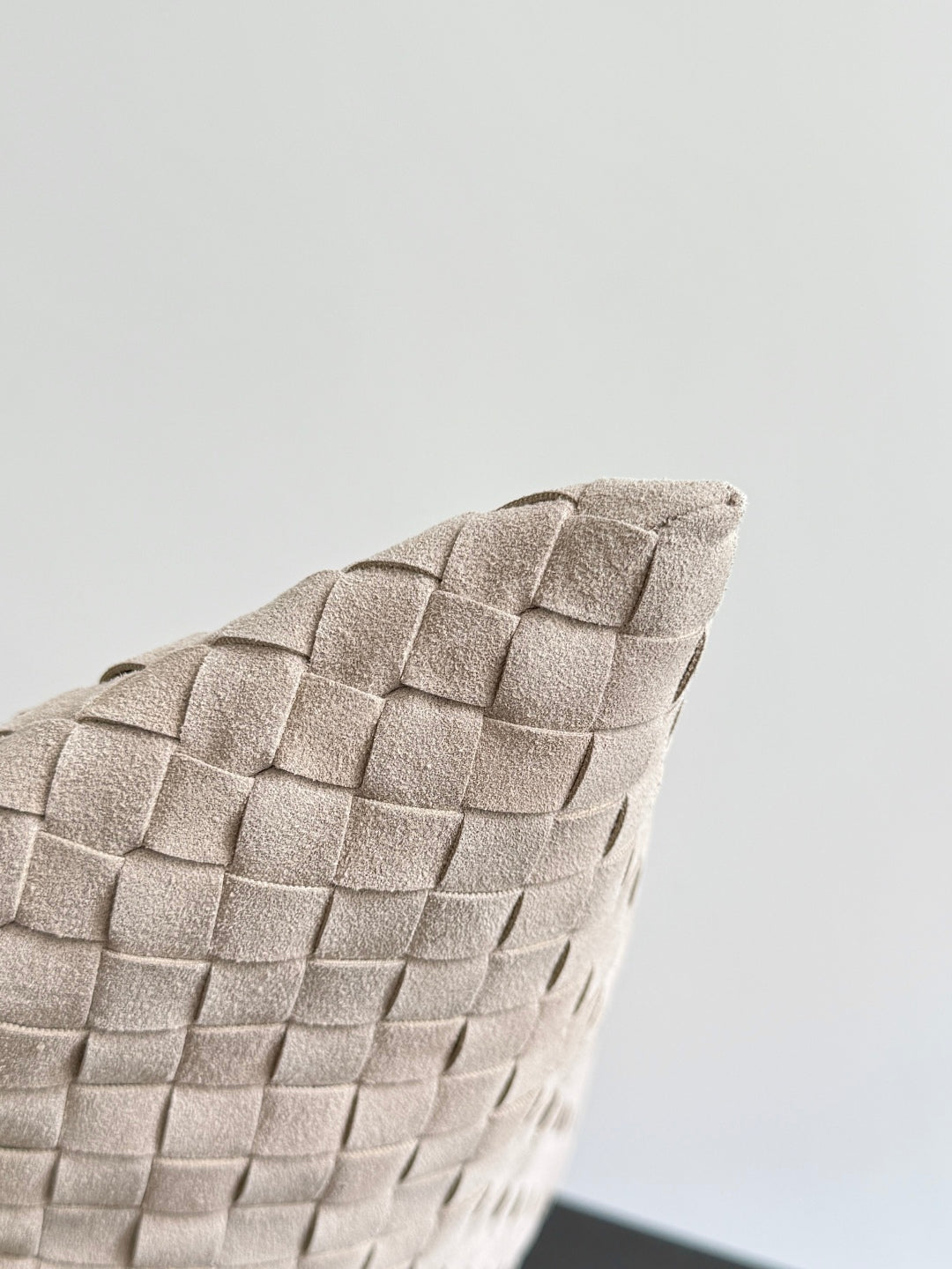 BOTTEGA VENETA SAC HOP 25S EN DAIM TAUPE CLAIR ET ACCESSOIRES DORÉS