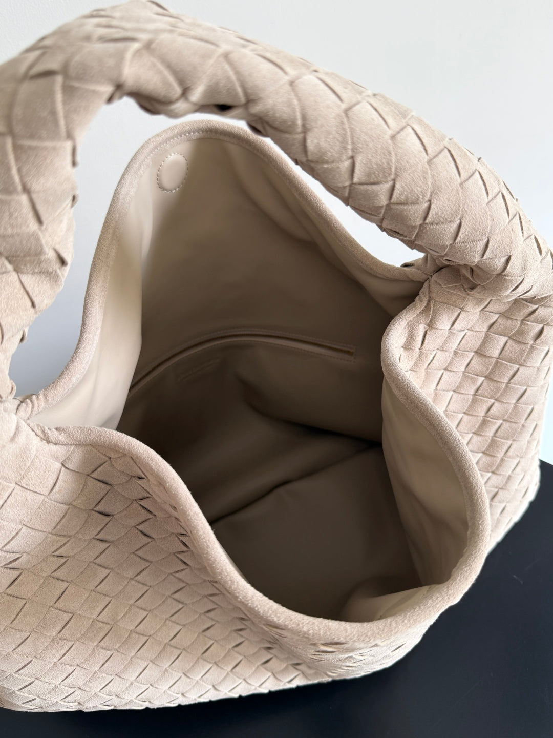 BOTTEGA VENETA SAC HOP 25S EN DAIM TAUPE CLAIR ET ACCESSOIRES DORÉS