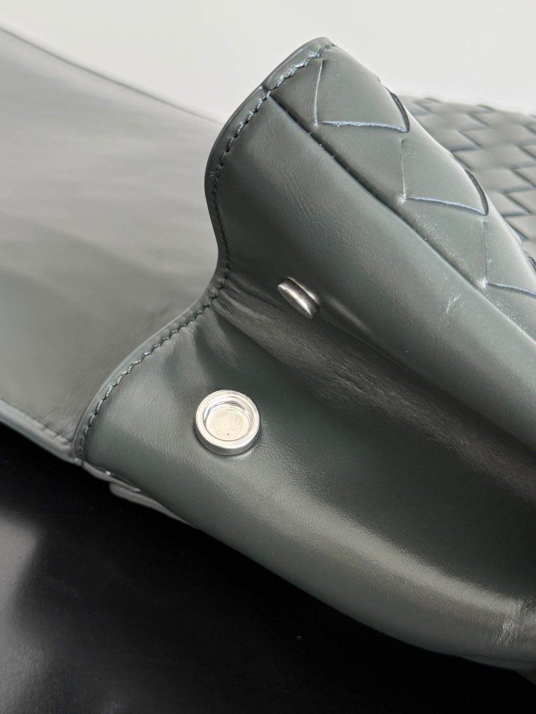 SAC À DOS RENTRÉE SCOLAIRE 25S BOTTEGA VENETA 39 EN CUIR DE VEAU GRIS-VERT SOURD