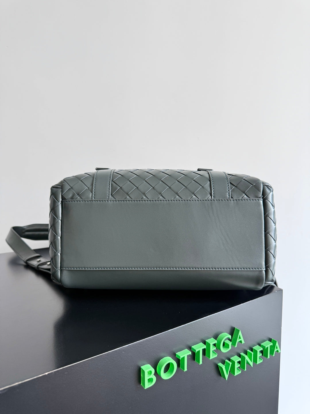 SAC À DOS RENTRÉE SCOLAIRE 25S BOTTEGA VENETA 39 EN CUIR DE VEAU GRIS-VERT SOURD