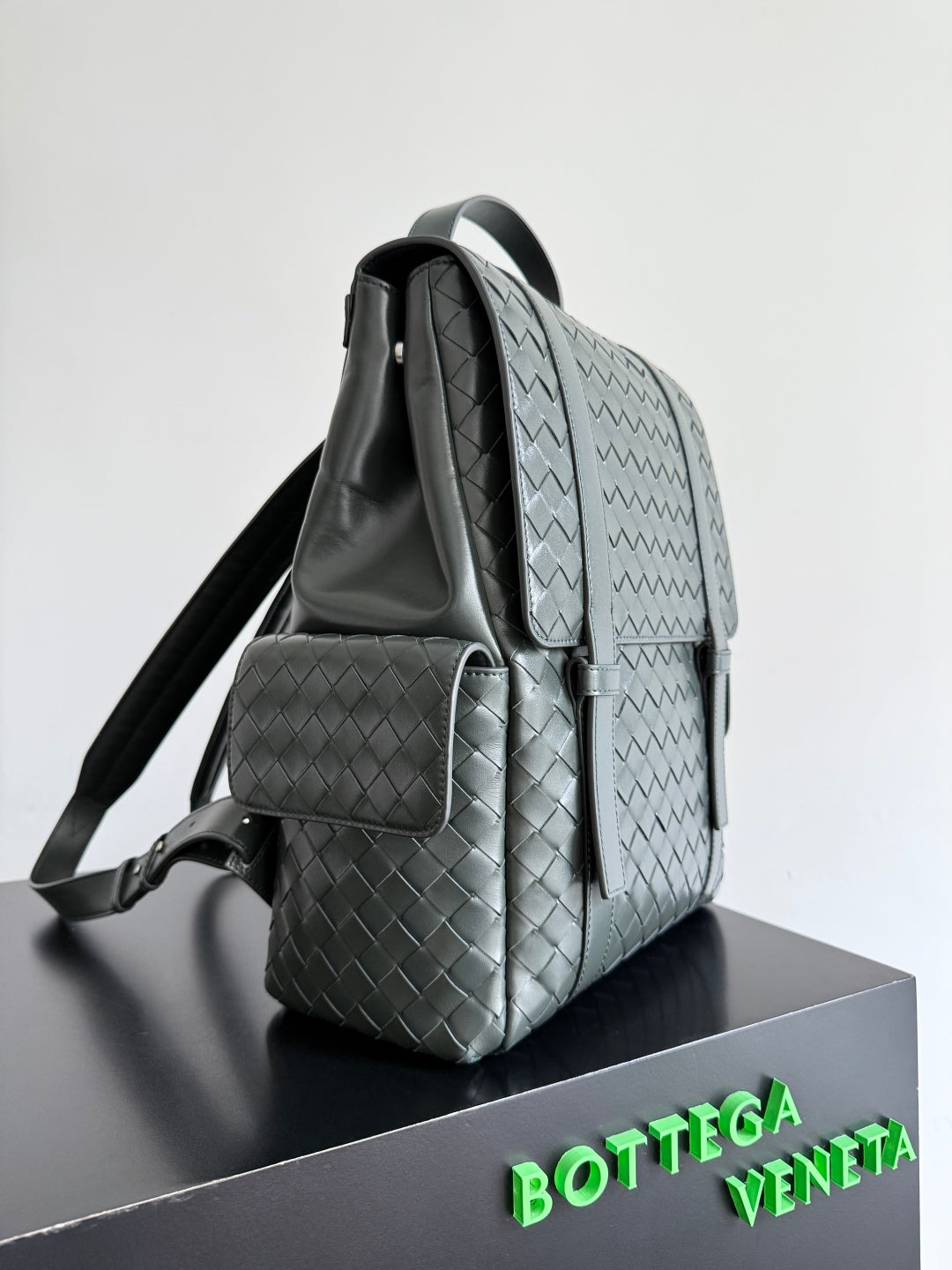 SAC À DOS RENTRÉE SCOLAIRE 25S BOTTEGA VENETA 39 EN CUIR DE VEAU GRIS-VERT SOURD