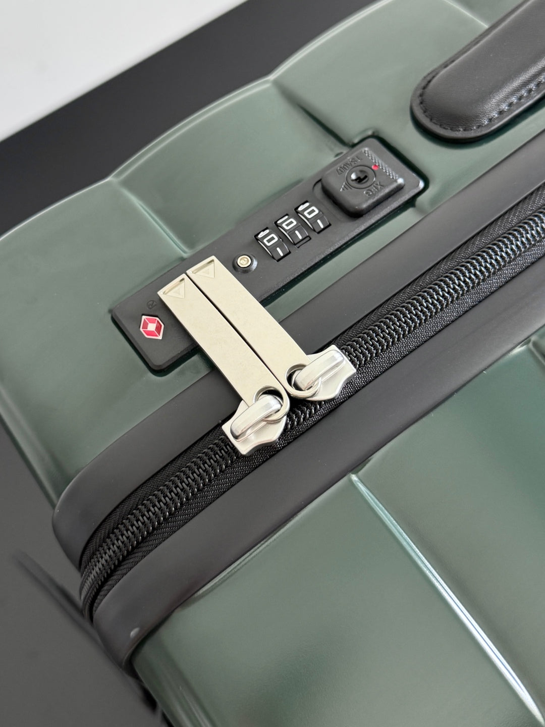 BOTTEGA VENETA VALISE CABINE 25S ODYSSEY EN CUIR DE VEAU OLIVE À MOTIF INTRECCIATO 3D