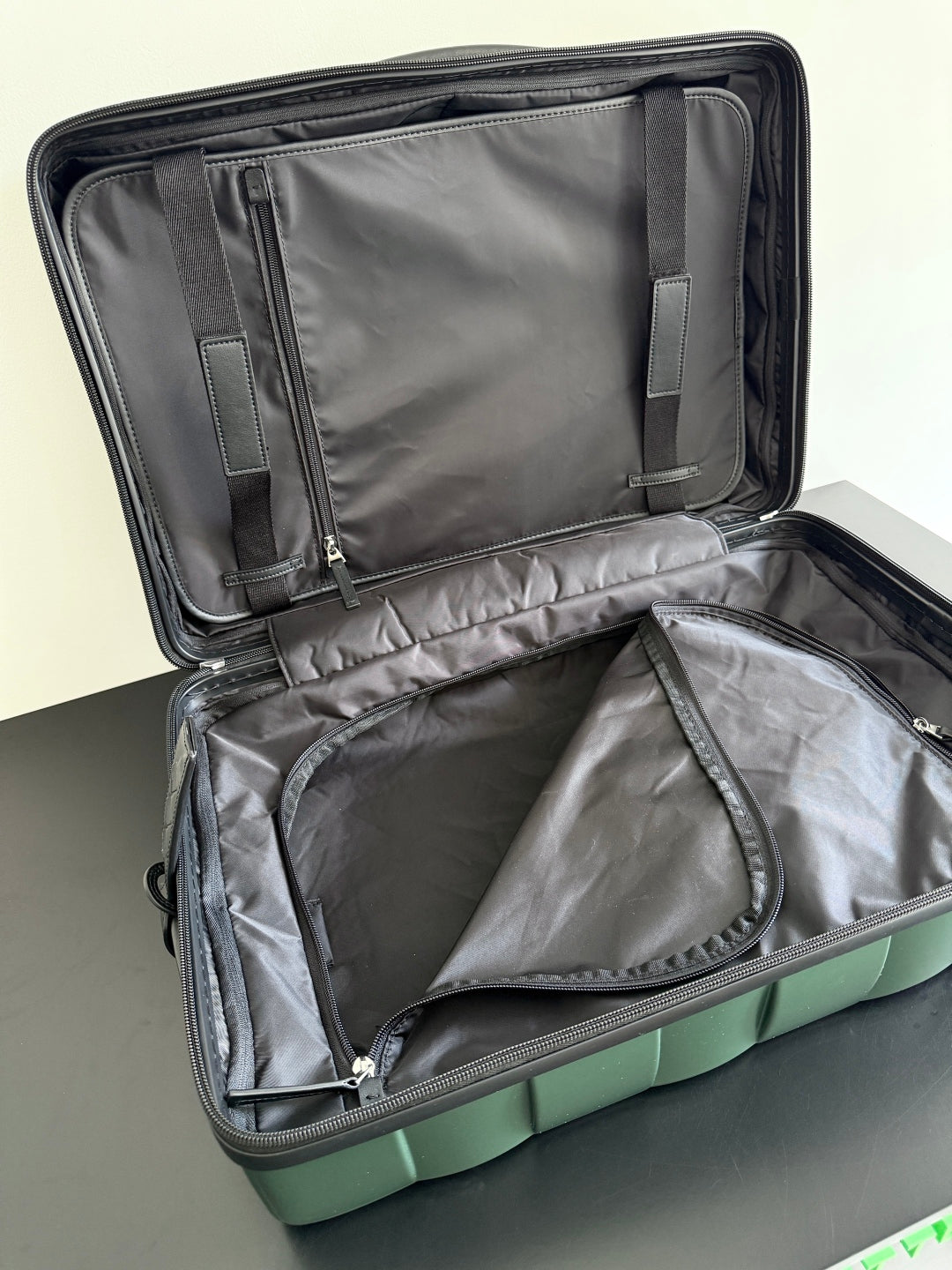 BOTTEGA VENETA VALISE CABINE 25S ODYSSEY EN CUIR DE VEAU OLIVE À MOTIF INTRECCIATO 3D