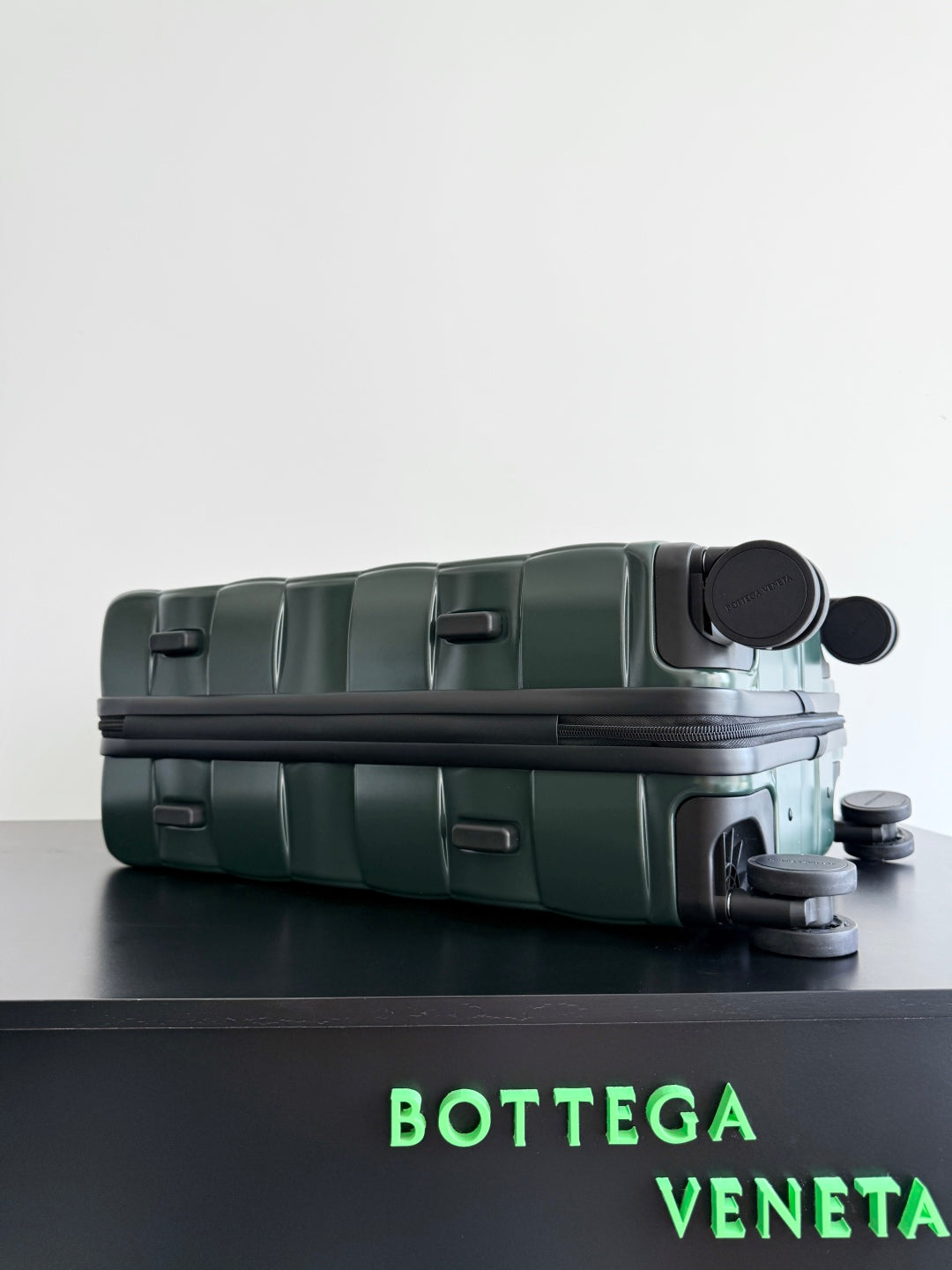 BOTTEGA VENETA VALISE CABINE 25S ODYSSEY EN CUIR DE VEAU OLIVE À MOTIF INTRECCIATO 3D