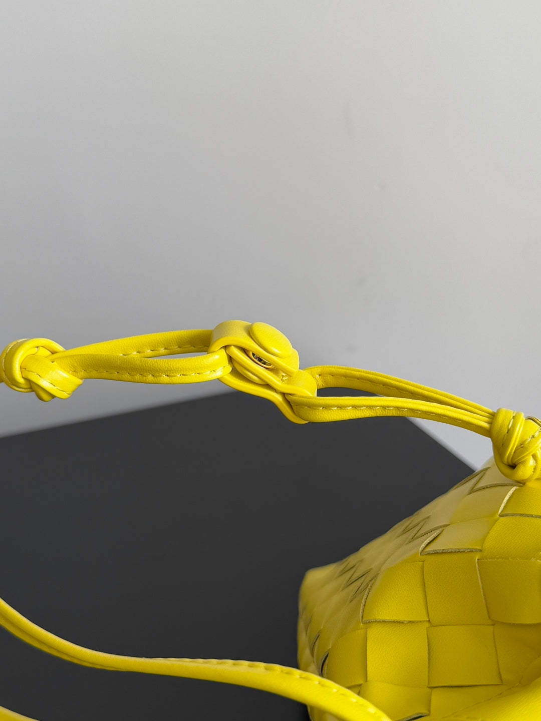 BOTTEGA VENETA 25S SAC ANTI-POUSSIÈRE MOYEN 32 EN CUIR DE VEAU JAUNE CITRON