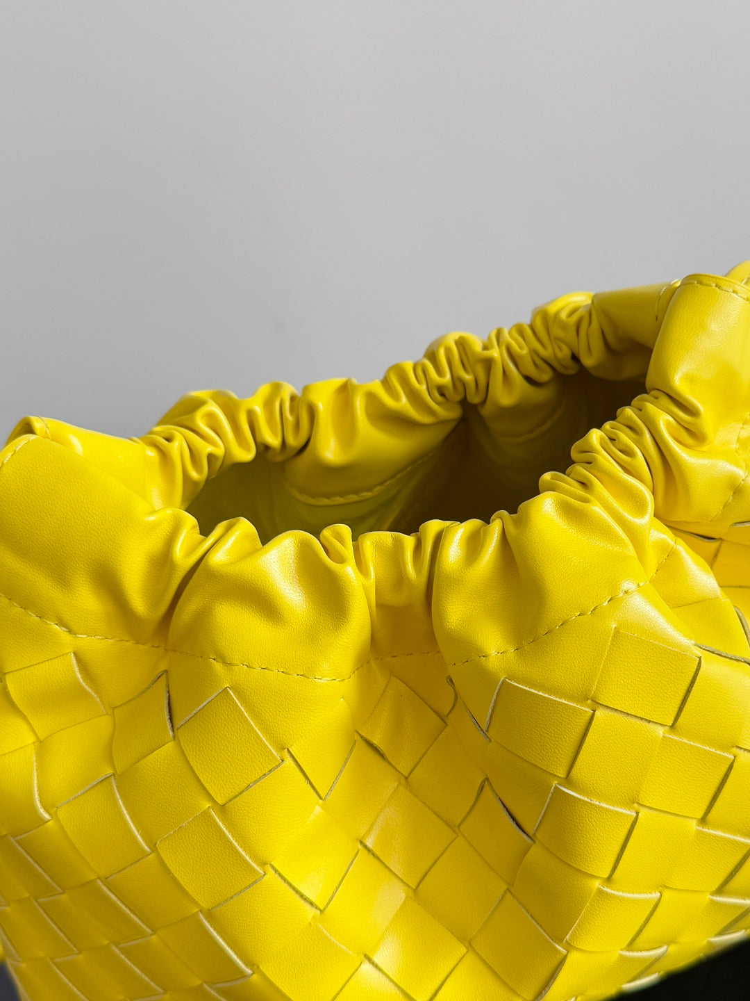 BOTTEGA VENETA 25S SAC ANTI-POUSSIÈRE MOYEN 32 EN CUIR DE VEAU JAUNE CITRON