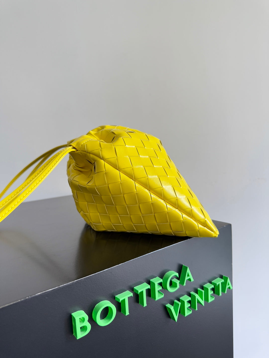 BOTTEGA VENETA 25S SAC ANTI-POUSSIÈRE MOYEN 32 EN CUIR DE VEAU JAUNE CITRON