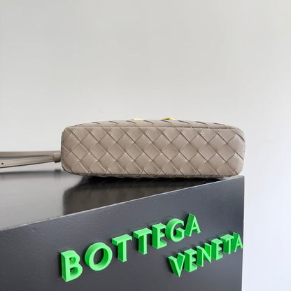 BOTTEGA VENETA 25S BANG BANG 22 EN CUIR DE VEAU INTRECCIATO GRIS CHAUD MÉTAL DORÉ