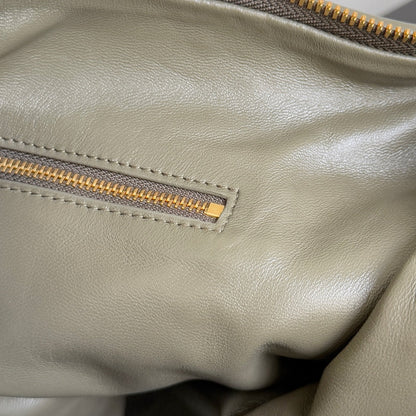 BOTTEGA VENETA 25S PETIT JODIE 48 EN CUIR DE VEAU VERT ARMÉE QUINCAILLERIE DORÉE