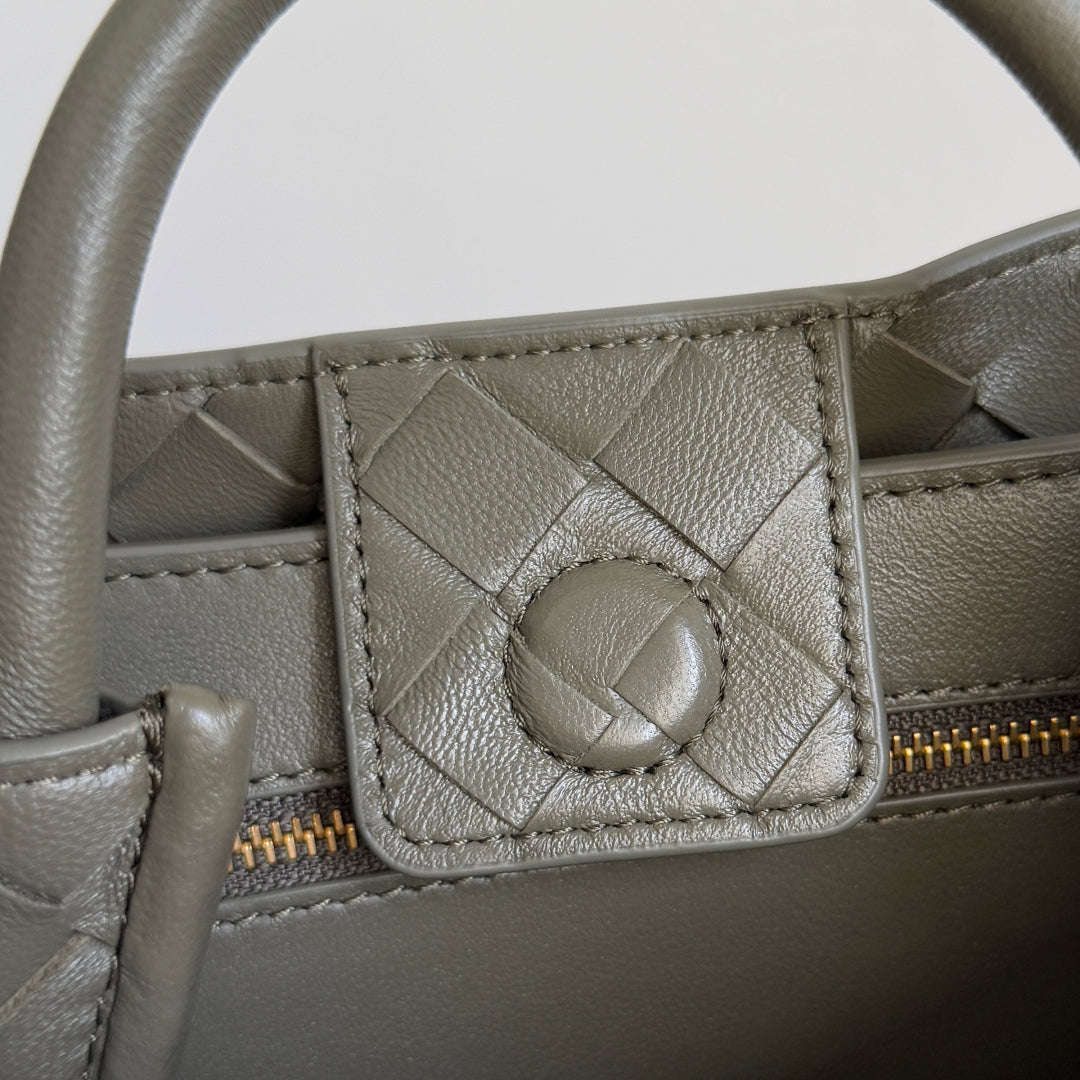 BOTTEGA VENETA 25S ANDIAMO 25 EN CUIR DE VEAU VERT OLIVE QUINCAILLERIE DORÉE