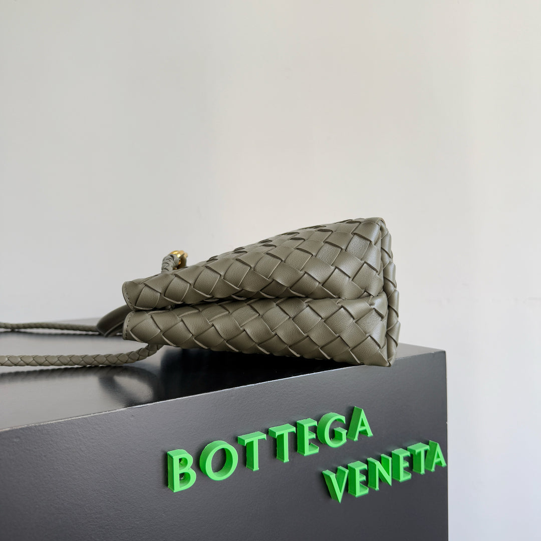 BOTTEGA VENETA 25S ANDIAMO 25 EN CUIR DE VEAU VERT OLIVE QUINCAILLERIE DORÉE