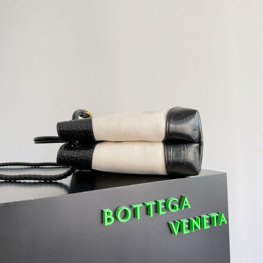 BOTTEGA VENETA 25S MEDIUM ANDIAMO 32 EN CUIR DE VEAU ET TOILE NOIRS ET IVOIRE