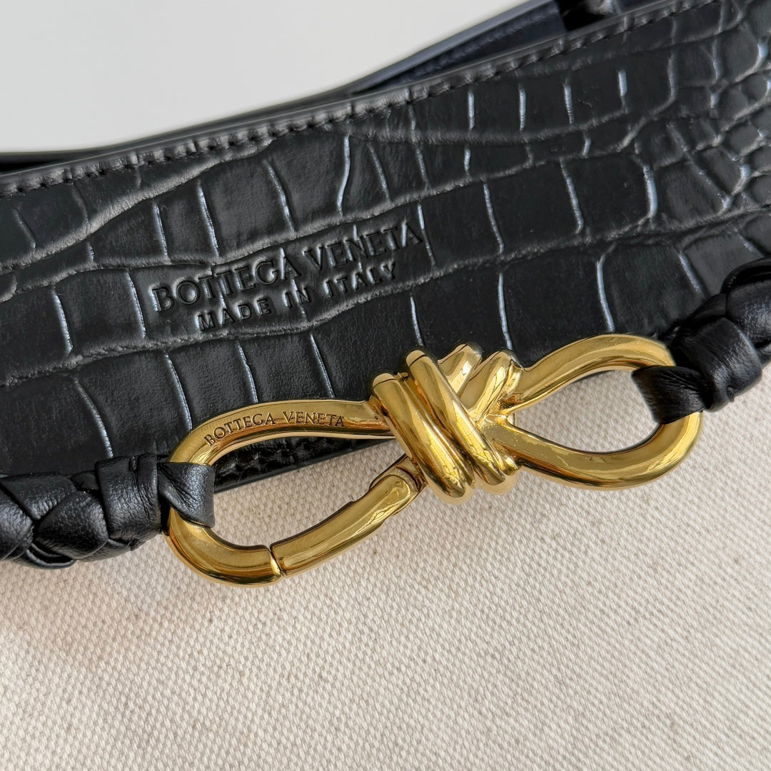 BOTTEGA VENETA 25S MEDIUM ANDIAMO 32 EN CUIR DE VEAU ET TOILE NOIRS ET IVOIRE