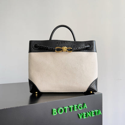 BOTTEGA VENETA 25S MEDIUM ANDIAMO 32 EN CUIR DE VEAU ET TOILE NOIRS ET IVOIRE