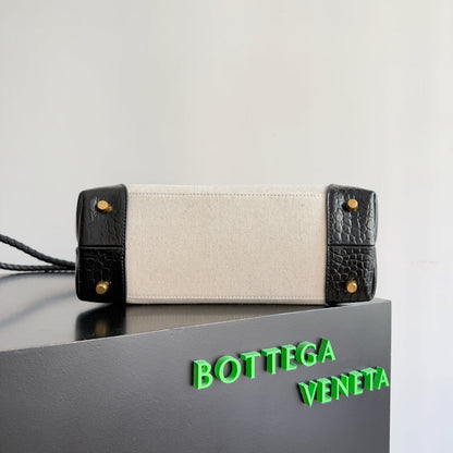 BOTTEGA VENETA 25S MEDIUM ANDIAMO 32 EN CUIR DE VEAU ET TOILE NOIRS ET IVOIRE
