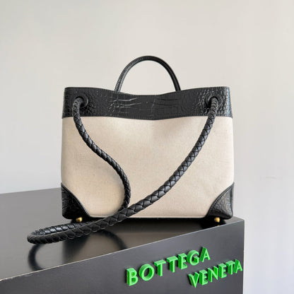 BOTTEGA VENETA 25S MEDIUM ANDIAMO 32 EN CUIR DE VEAU ET TOILE NOIRS ET IVOIRE