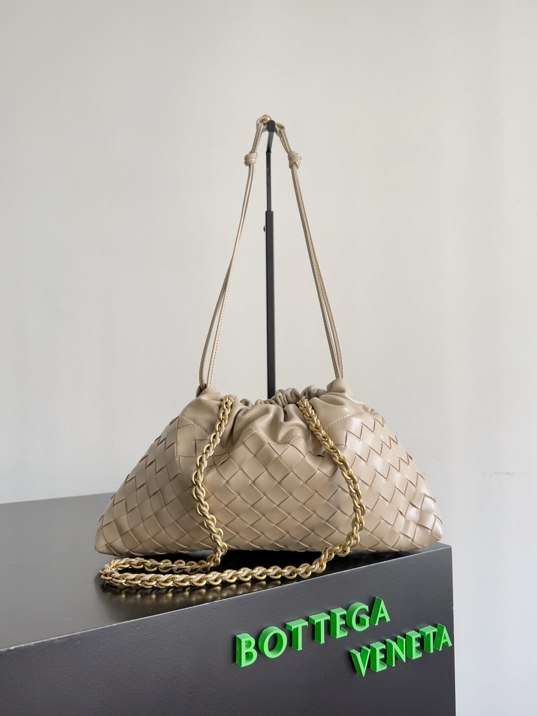 BOTTEGA VENETA 25S HOUSSE DE PROTECTION NOTTE 33 EN CUIR DE VEAU BEIGE CHAUD ACCASTILLAGE DORÉ