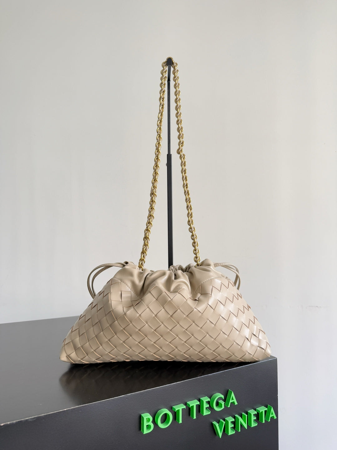 BOTTEGA VENETA 25S HOUSSE DE PROTECTION NOTTE 33 EN CUIR DE VEAU BEIGE CHAUD ACCASTILLAGE DORÉ