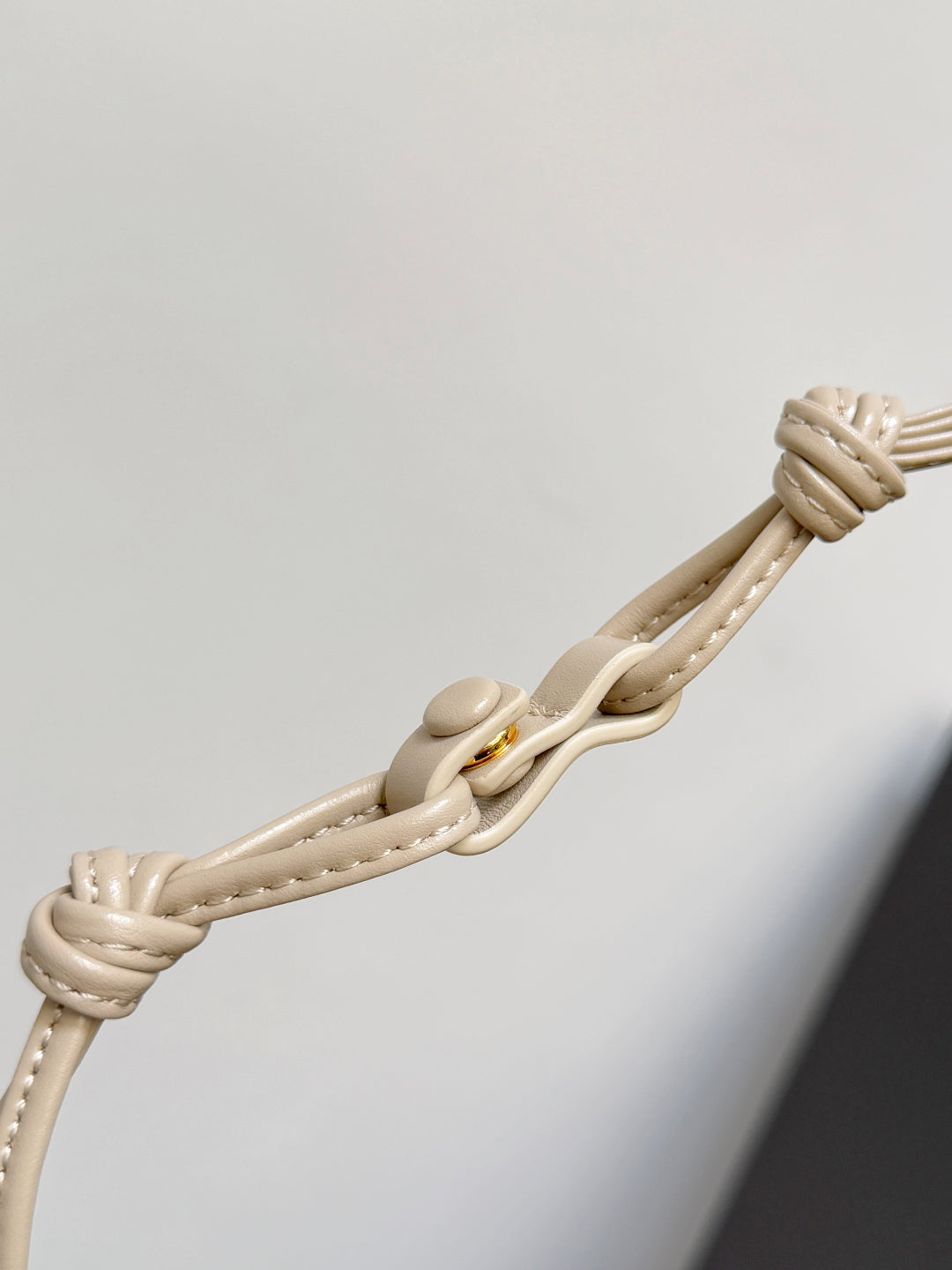 BOTTEGA VENETA 25S HOUSSE DE PROTECTION NOTTE 33 EN CUIR DE VEAU BEIGE CHAUD ACCASTILLAGE DORÉ