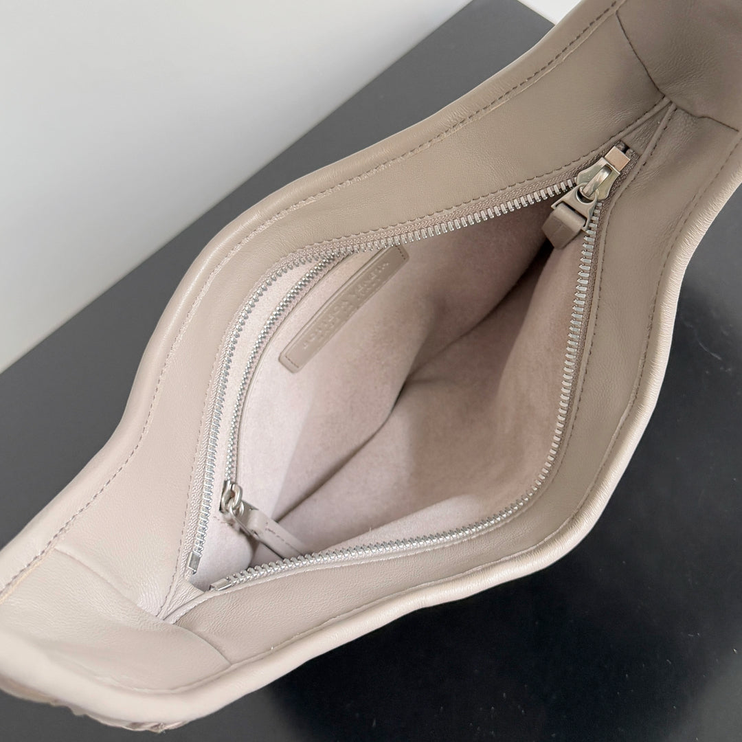 SAC VENETO 27 BOTTEGA VENETA 25S EN CUIR DE VEAU TAUPE CHAUD ET ACCASTILLAGE ARGENTÉ