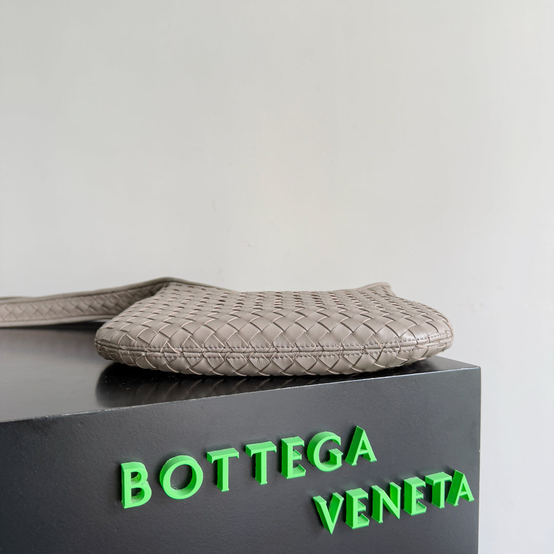 SAC VENETO 27 BOTTEGA VENETA 25S EN CUIR DE VEAU TAUPE CHAUD ET ACCASTILLAGE ARGENTÉ