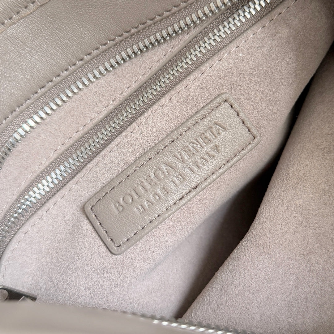 SAC VENETO 27 BOTTEGA VENETA 25S EN CUIR DE VEAU TAUPE CHAUD ET ACCASTILLAGE ARGENTÉ