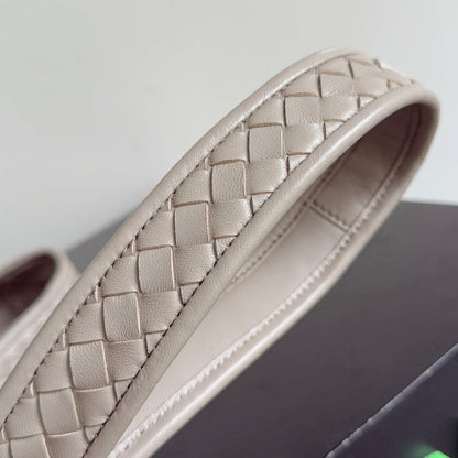 SAC VENETO 27 BOTTEGA VENETA 25S EN CUIR DE VEAU TAUPE CHAUD ET ACCASTILLAGE ARGENTÉ
