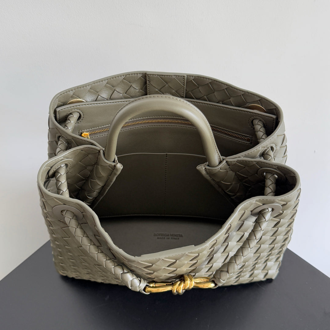 BOTTEGA VENETA 25S MEDIUM ANDIAMO 32 EN CUIR DE VEAU VERT OLIVE ET FINITION DORÉE