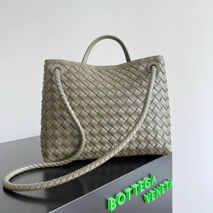 BOTTEGA VENETA 25S MEDIUM ANDIAMO 32 EN CUIR DE VEAU VERT OLIVE ET FINITION DORÉE