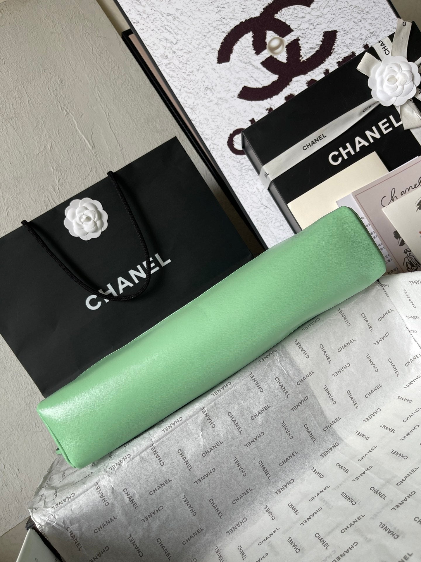 SAC DE COURSES CC MEDIUM 36 EN CUIR DE VEAU VERT MENTHE