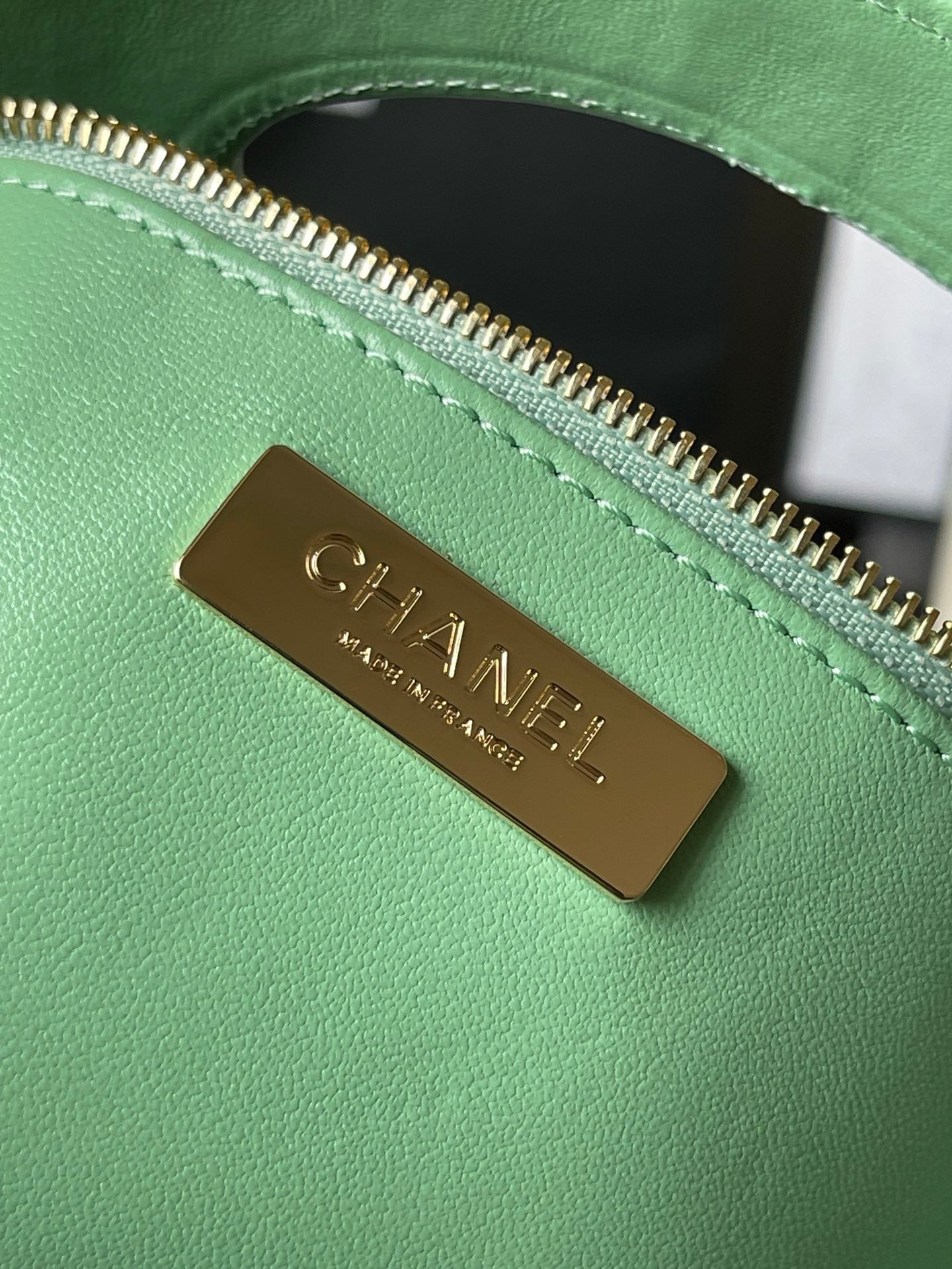 SAC DE COURSES CC MEDIUM 36 EN CUIR DE VEAU VERT MENTHE