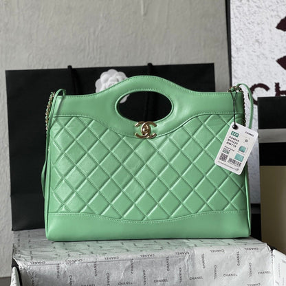 SAC DE COURSES CC MEDIUM 36 EN CUIR DE VEAU VERT MENTHE