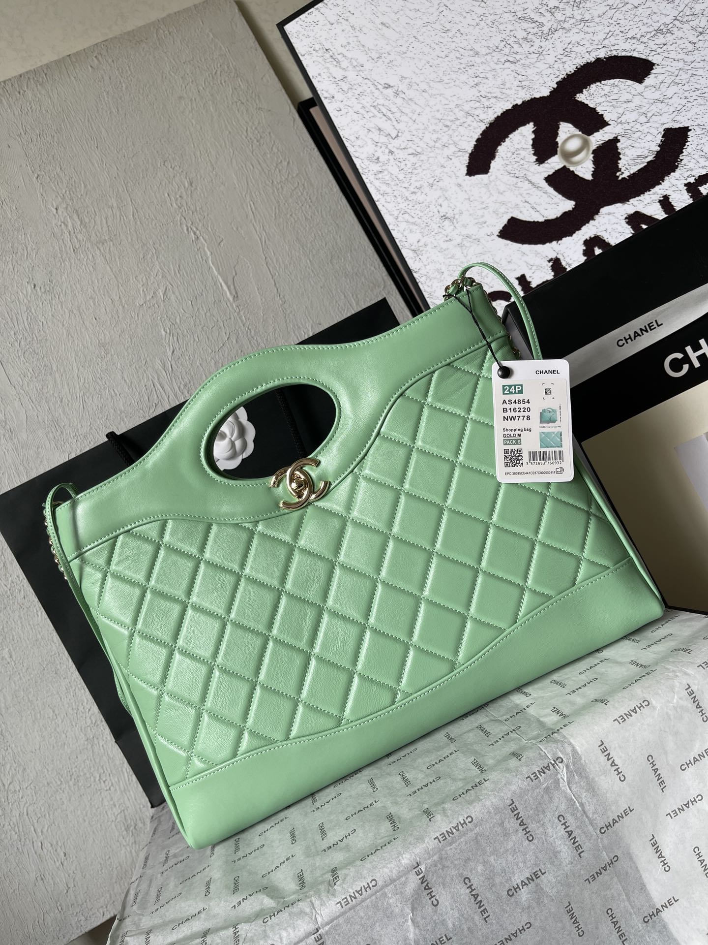 SAC DE COURSES CC MEDIUM 36 EN CUIR DE VEAU VERT MENTHE
