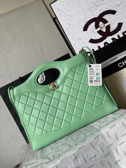 SAC DE COURSES CC MEDIUM 36 EN CUIR DE VEAU VERT MENTHE