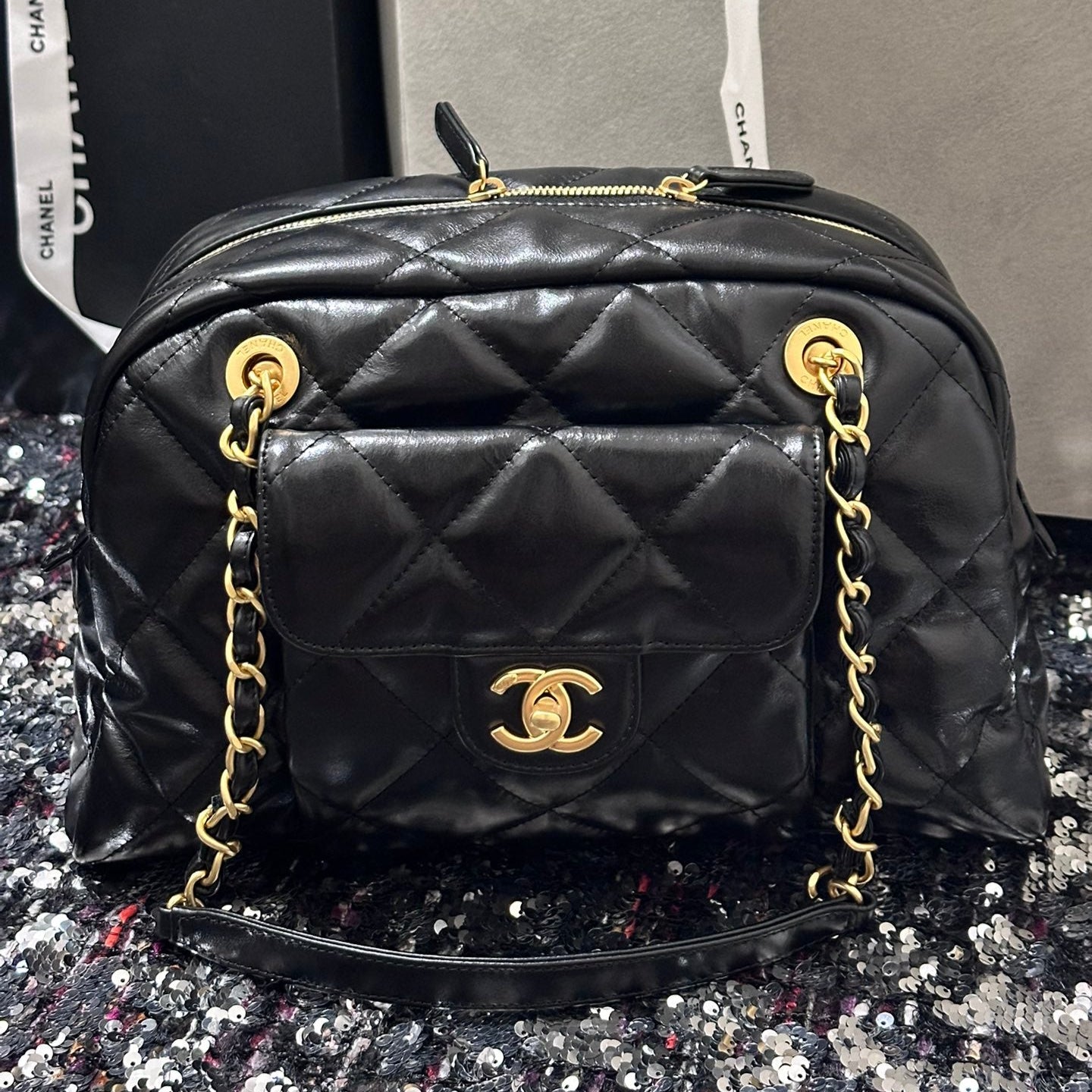 SAC BOWLING 33 EN AGNEAU SOUPLE NOIR MÉTALLERIE DORÉE