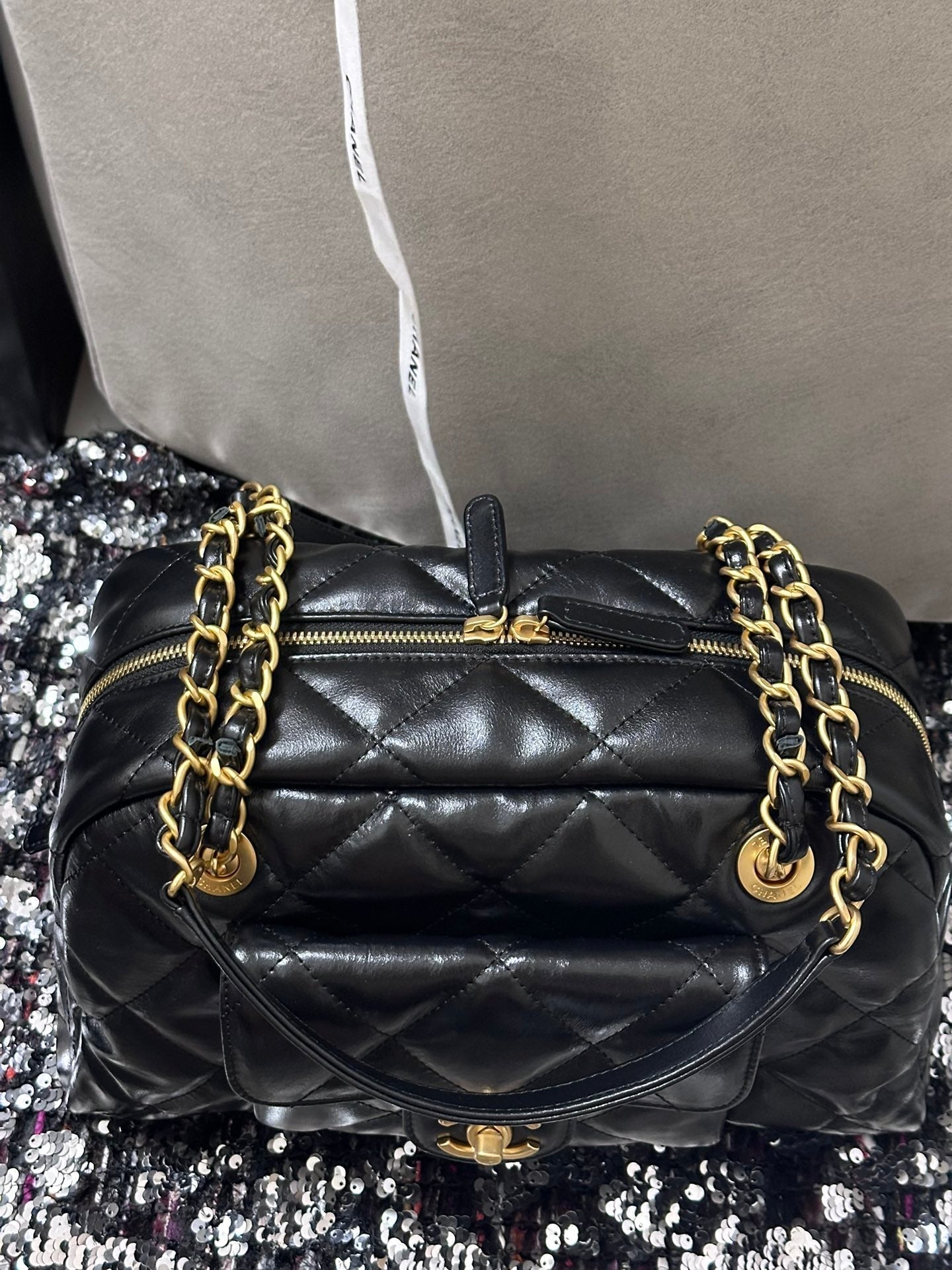 SAC BOWLING 33 EN AGNEAU SOUPLE NOIR MÉTALLERIE DORÉE