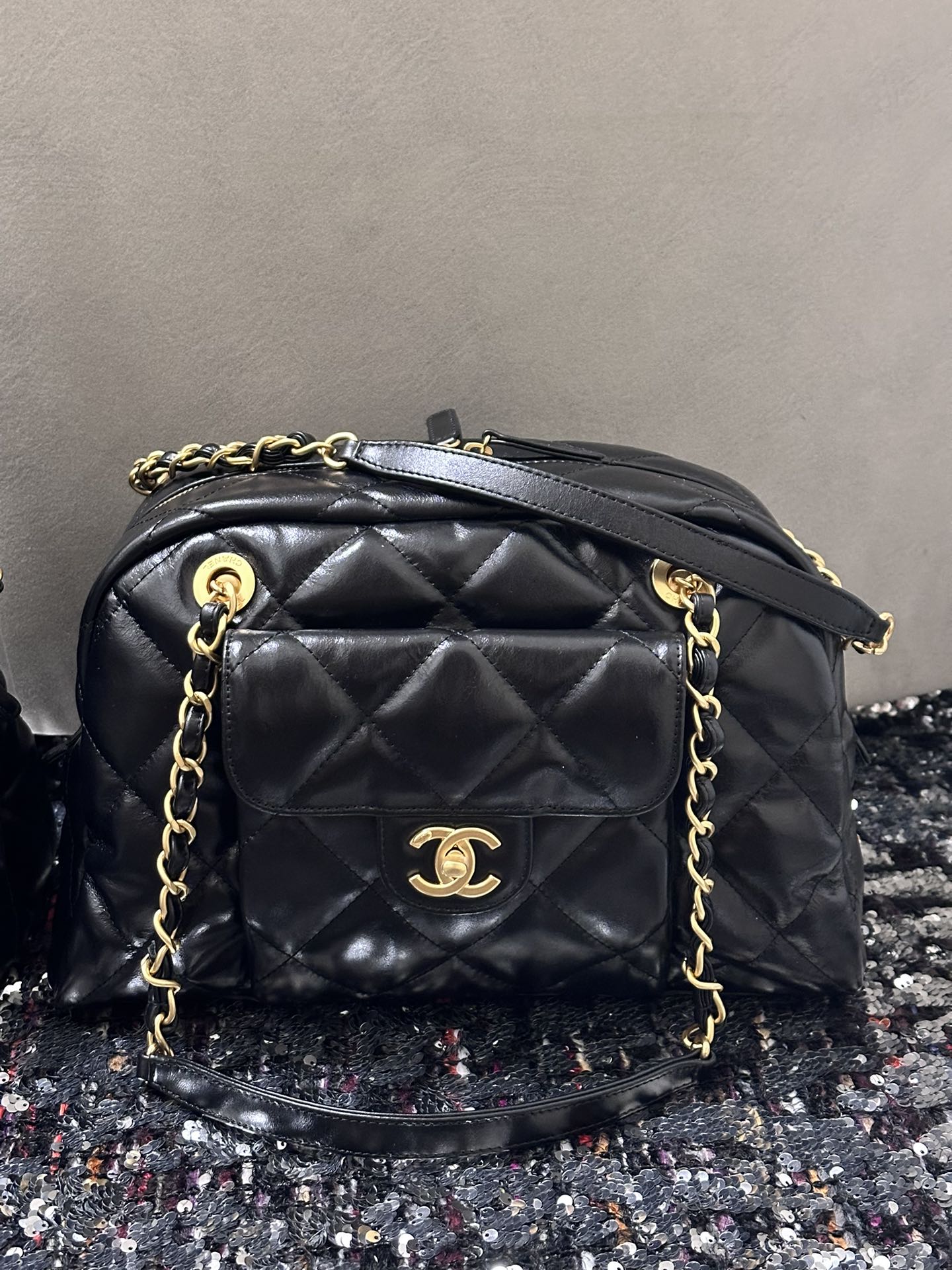 SAC BOWLING 33 EN AGNEAU SOUPLE NOIR MÉTALLERIE DORÉE