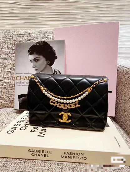 SAC MINI CC 22 À RABAT EN CUIR DE VEAU NOIR QUINCAILLERIE DORÉE AVEC CHAÎNE DE PERLES