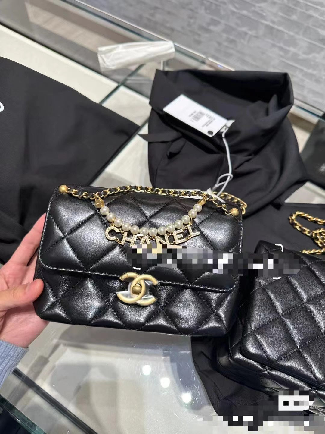 SAC MINI CC 22 À RABAT EN CUIR DE VEAU NOIR QUINCAILLERIE DORÉE AVEC CHAÎNE DE PERLES