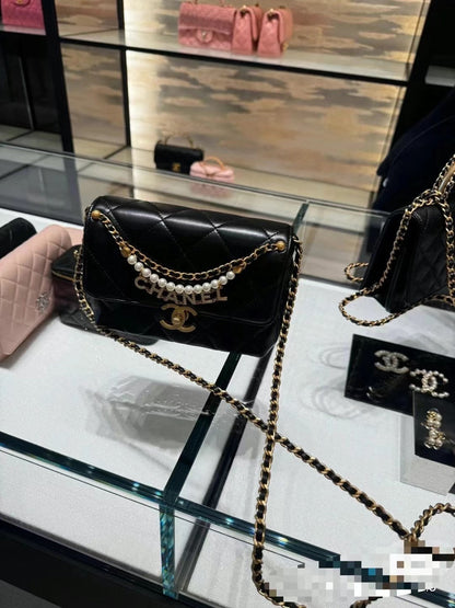 SAC MINI CC 22 À RABAT EN CUIR DE VEAU NOIR QUINCAILLERIE DORÉE AVEC CHAÎNE DE PERLES