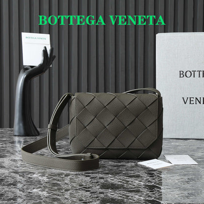 BOTTEGA VENETA DIAGO 22 EN CUIR DE VEAU OLIVE FONCÉ QUINCAILLERIE ARGENTÉE 25S